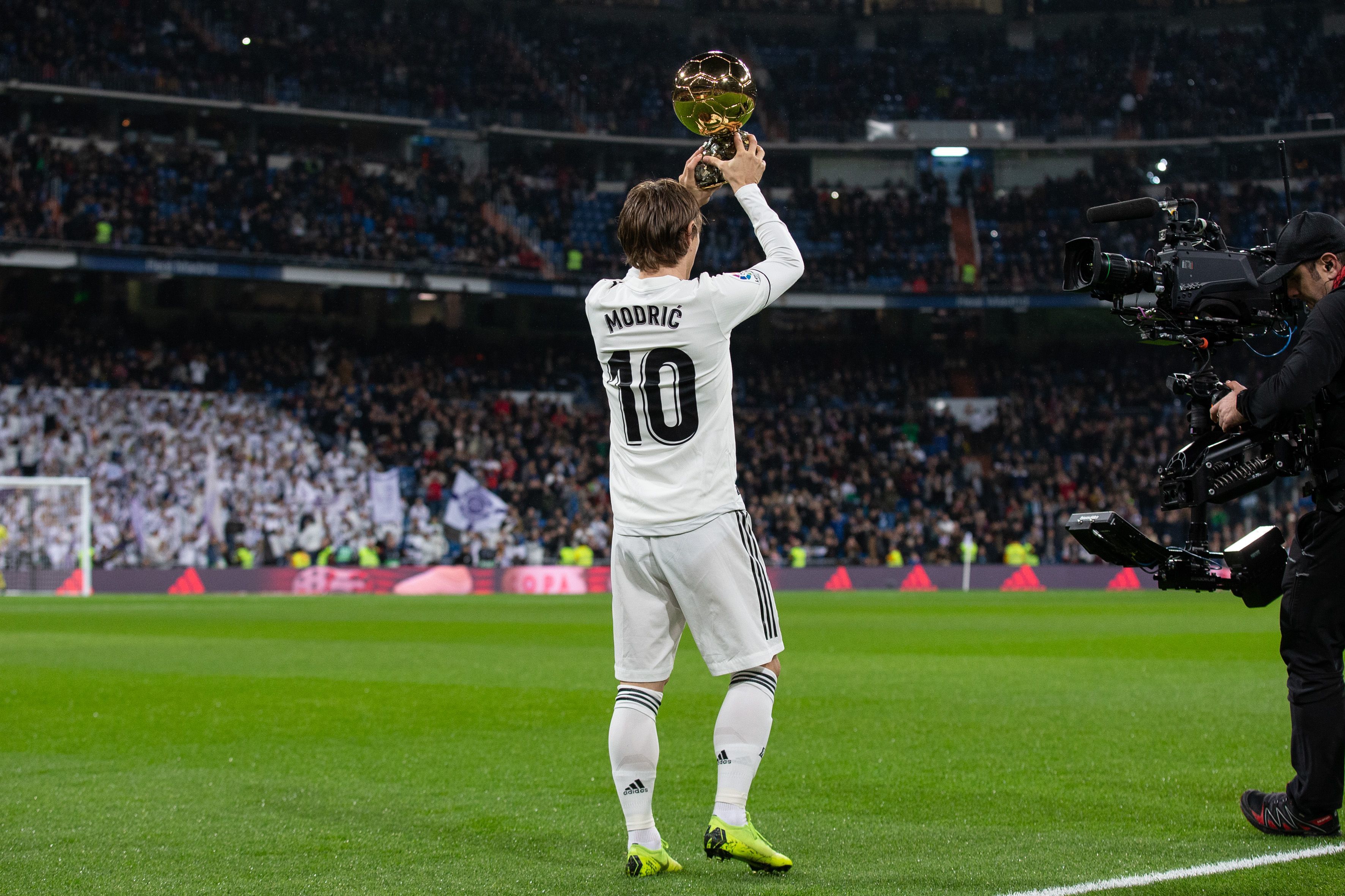 冬窗卖掉大腿 法兰克福近6轮仅1胜 那不勒斯5轮不胜&丢榜首五大联赛中，法兰克福因冬窗卖大腿马尔穆什，战绩突然拉垮。那不勒斯也因裁员裁到了“大动脉”，惨不忍睹。